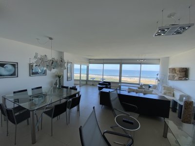 ¡Espectacular apartamento en primera linea frente a la brava con increible vista! Se destaca su luminosidad y amplitud