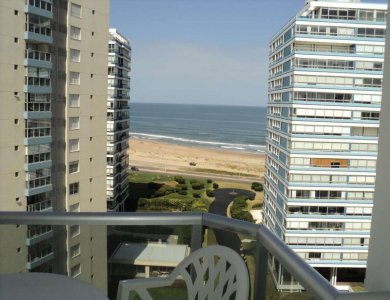 Cercano a la playa con vista a la brava.