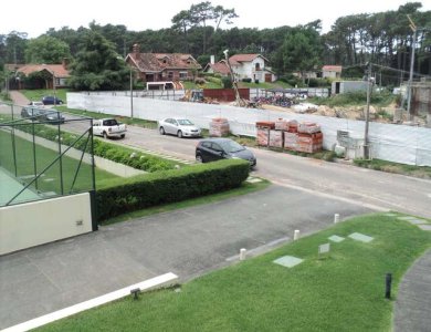 Muy bien ubicado, cercano al Sanatorio Cantegril, al Cantegril Country Club y al Supermercado Devoto. Apartamento muy comodo e iluminado.