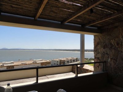 En Punta Punta Ballena, con vista al mar y a las Sierras, y a las puestas de sol 