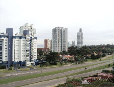 A 2 cuadras de la playa mansa, muy buena ubicacion y muy iluminado. Terraza con parrillero propio