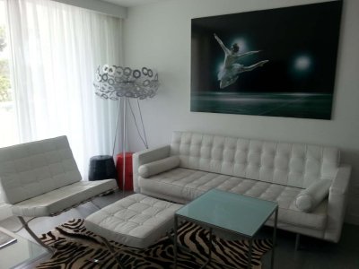 Espectacular ubicacion, cercano al Punta Shopping y a la playa. Apartamento amplio e iluminado con excelente vista.. Cuenta con una preciosa terraza. 