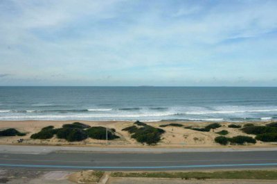 vista espectacular frente a playa Brava con sol durante el año