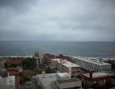 En La Península con terraza con vista al mar en edificio con servicios. 