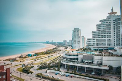 Espectacular apartamento a metros de la playa en edificio con excelentes servicios.