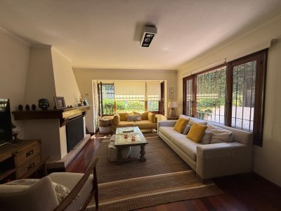 Venta PH de 3 dormitorios con jardín y parrillero en Carrasco Sur