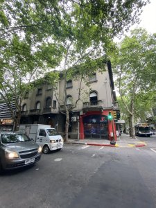 Excelente edificio en gran esquina con locales y vivienda