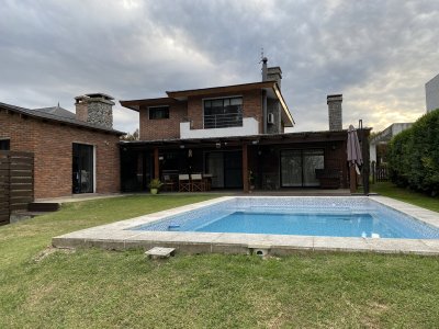 Casa a la venta en Lomas de la Tahona en impecable estado !