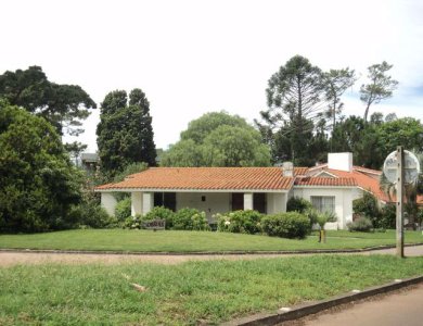 Casa muy bien ubicada, a dos cuadras de la playa mansa y rodeada del verde de los arboles.