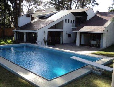 Gran y espectacular casa a la venta en zona Cantegril, muy completa para poder aprovecharla al máximo.