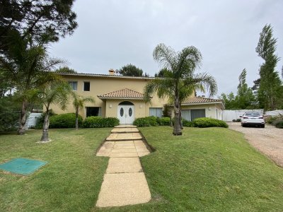 Casa de 3 dormitorios en excelente barrio la arbolada 