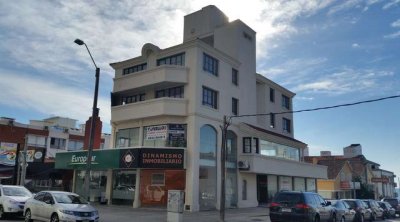 Edificio de locales comerciales sobre calle 24