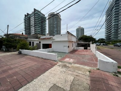 Terreno con casa en zona comercial Parada 2