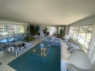 Amplio apartamento en edificio tradicional de la Brava 