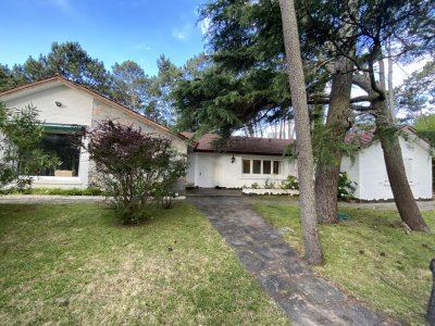 Gran construcción solida en dos lotes de gran altura en Playa Mansa