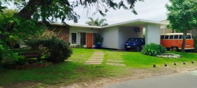 Casa cercana a playa Mansa y shopping Atlantico