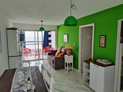 Alquiler anual en el centro de Piriápolis - 2 dormitorios, cochera y vista a la Rambla