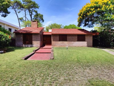 Casa a la venta en Piriapolis, barrio Country, excelente construcción y ubicación, ideal para vivienda permanente