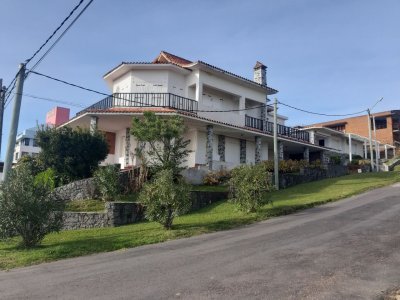 Chalet de época a la venta sobre el pasaje superior Piria, hermosas vistas