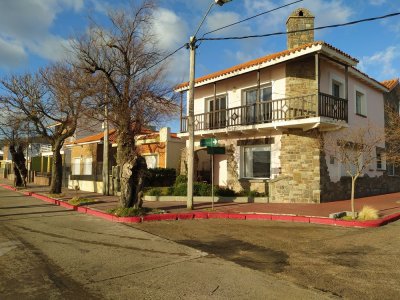 Chalet de epoca reciclado sobre Rambla de los Ingleses, muy proxima al puerto de Piriapolis