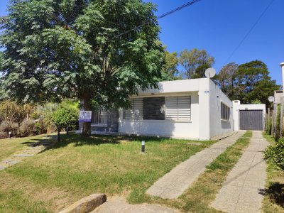 Casa en venta en Playa Hermosa, Piriápolis - 3 dormitorios, parque y garage