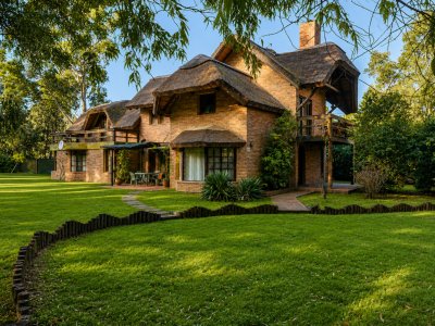 Venta de casa con piscina y más de 3.000 m² de terreno en Balneario Bella Vista, Piriápolis