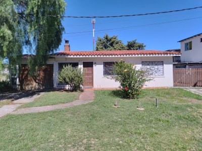 Casa en alquiler anual en Piriápolis, entorno tranquilo con parque y espacio exterior