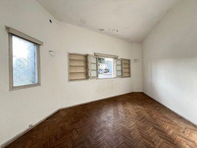 Casa PH en Buceo 4 Dormitorios 1 Baño y Parrillero