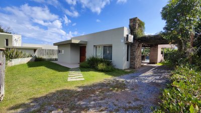 Casa en venta en Punta Colorada, Piriápolis, 3 dormitorios en una planta, con piscina climatizada