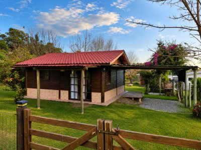Venta de Cabaña de 2 Dormitorios en Padrón Único con Terreno Parquizado de 412 m²