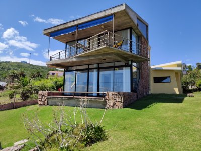 Tu lugar soñado en Piriápolis!! Casa a la venta frente al mar sobre la Rambla de Punta Fria.