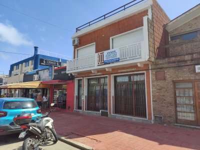 En venta - Local Comercial y apartamento de 2 dormitorios en Piriapolis a metros de la Rambla !!