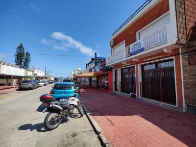 En venta - Local Comercial y apartamento de 2 dormitorios en Piriapolis a metros de la Rambla !!