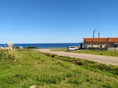 Terreno a la venta en Playa Hermosa con vista parcial al mar y a metros del mismo.