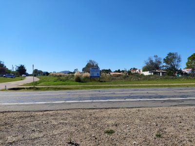 Excelente esquina en venta frente al mar en Balneario Playa Hermosa, Piriapolis