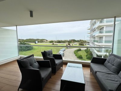 Apartamento en Brava, Primera Línea, 2 suites, terraza al frente con vista al mar.