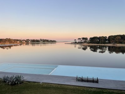 APARTAMENTO EN VENTA EN EDIFICIO DELAMAR EXCELENTES VISTAS 4 DORMITORIOS