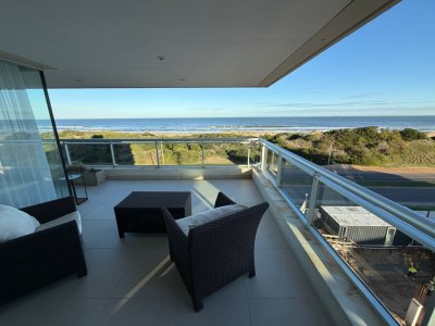 Apartamento en Venta en Brava, frente al mar, parrillero propio, 3 suites, 200 m2.