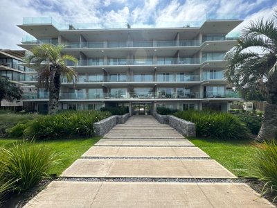 Manantiales, primera línea, 2 suites, terraza al frente con vista al mar.