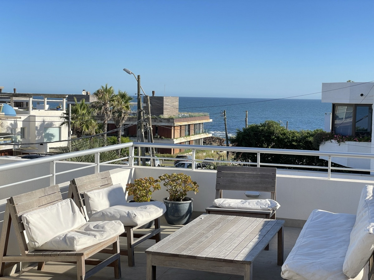 APARTAMENTO DE TRES DORMITORIOS EN LA BARRA MUY BIEN UBICADO