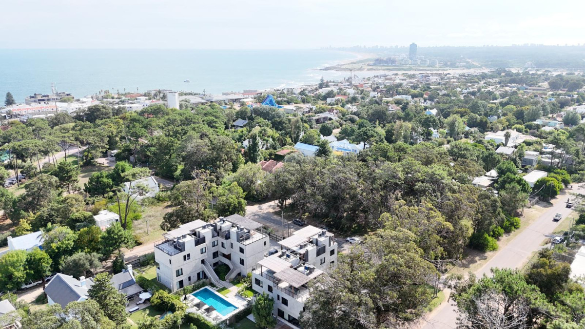 Venta apartamento tipo casa de 3 dormitorios con jardín en Bosque Suspiros - La Barra