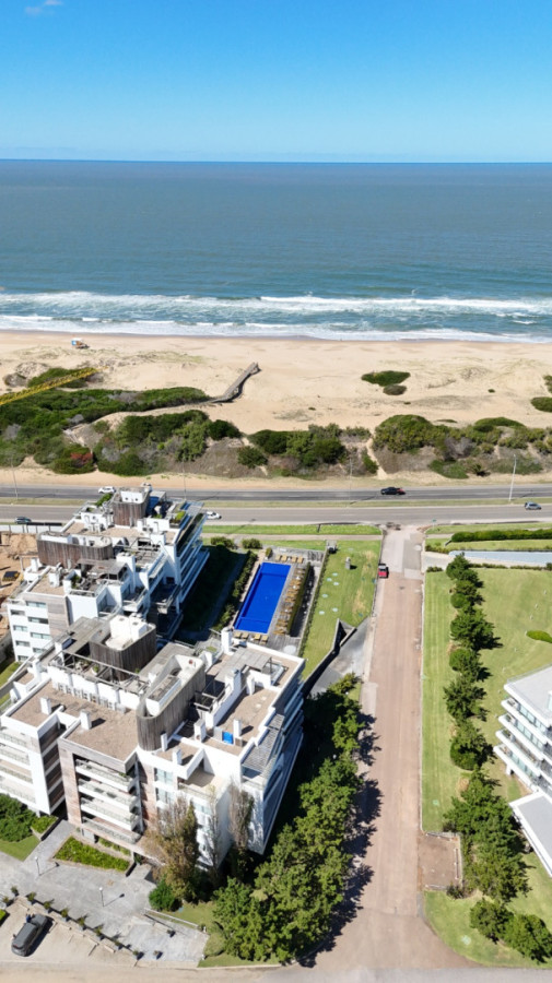 Venta de Apartamento frente al mar, Parada 28 de la Brava en Punta del Este.