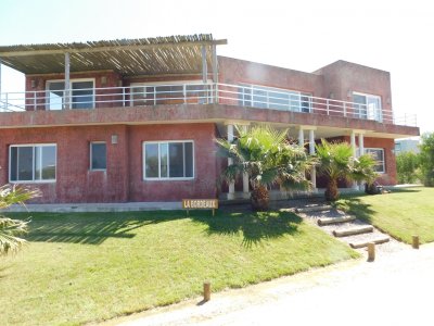 CASA EN ALQUILER TEMPORARIO EN PUNTA PIEDRAS 5 DORMITORIOS