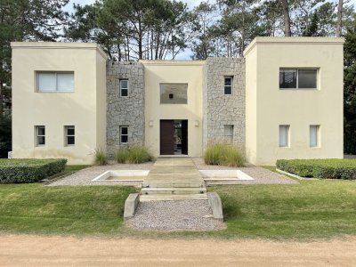 EXCELENTE PROPIEDAD EN VENTA EN LAGUNA BLANCA 4 DORMITORIOS