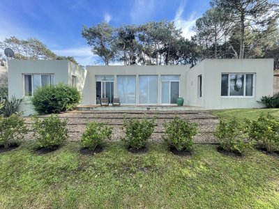 CASA EN VENTA EN EL CLUB LAGUNA BLANCA 3 DORMITORIOS Y SERVICIO