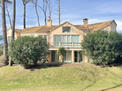 MODERNA PROPIEDAD EN VENTA EN EL CLUB LAGUNA BLANCA 5 DORMITORIOS