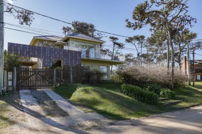 EN VENTA COMODA CASA DE 6 DORMITORIOS CERCA DE PLAYA MONTOYA