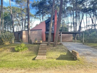 MODERNA PROPIEDAD EN VENTA EN LAGUNA BLANCA 4 DORMITORIOS