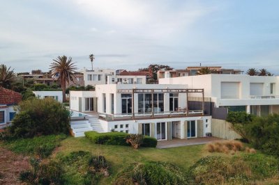 IMPRESIONANTE CASA EN ALQUILER FRENTE AL MAR EN LA BARRA