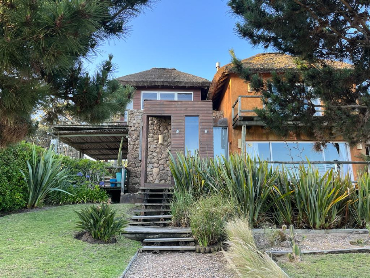 DESTACADA PROPIEDAD EN VENTA EN MONTOYA 4 DORMITORIOS
